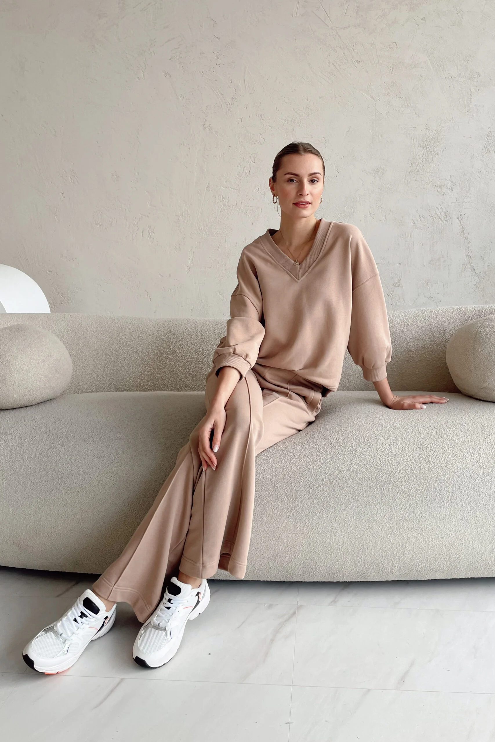 Laisvalaikio kostiumas v-neck nude spalvos moterims CAN GO