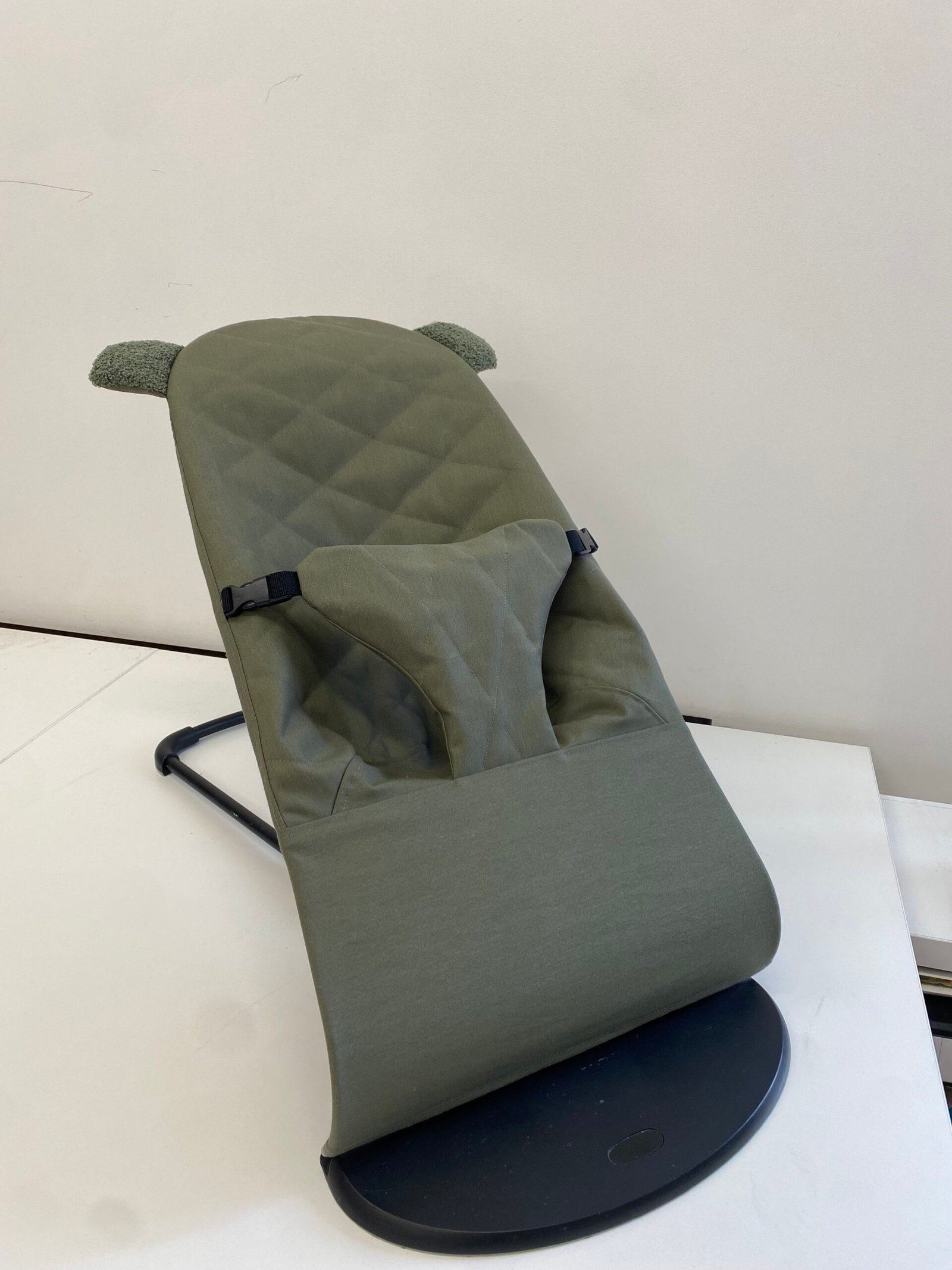 Užvalkalas Babybjorn gultukui (tamsiai žalias su auselėmis)