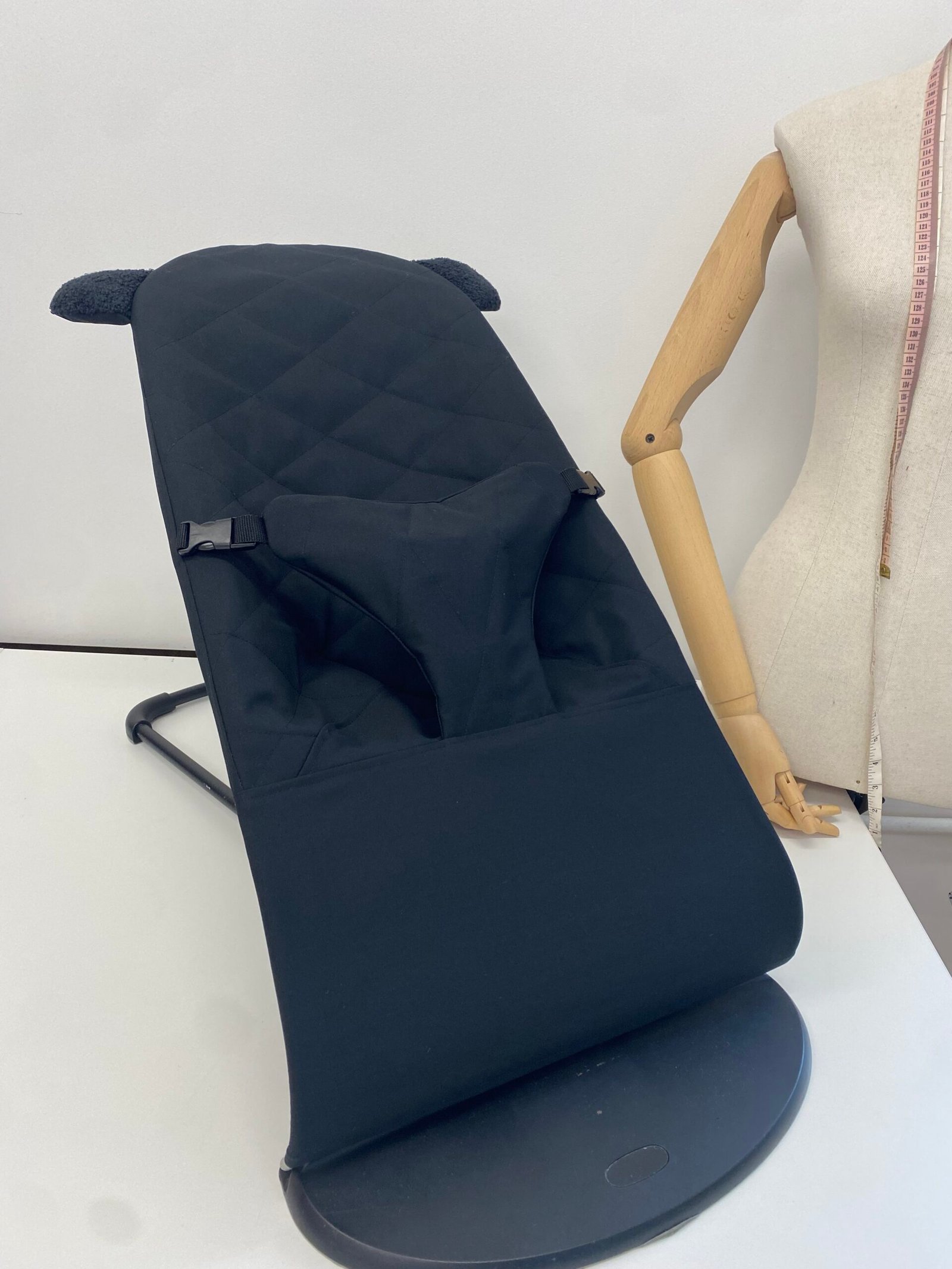 Užvalkalas Babybjorn gultukui (juodas su ausytėmis)