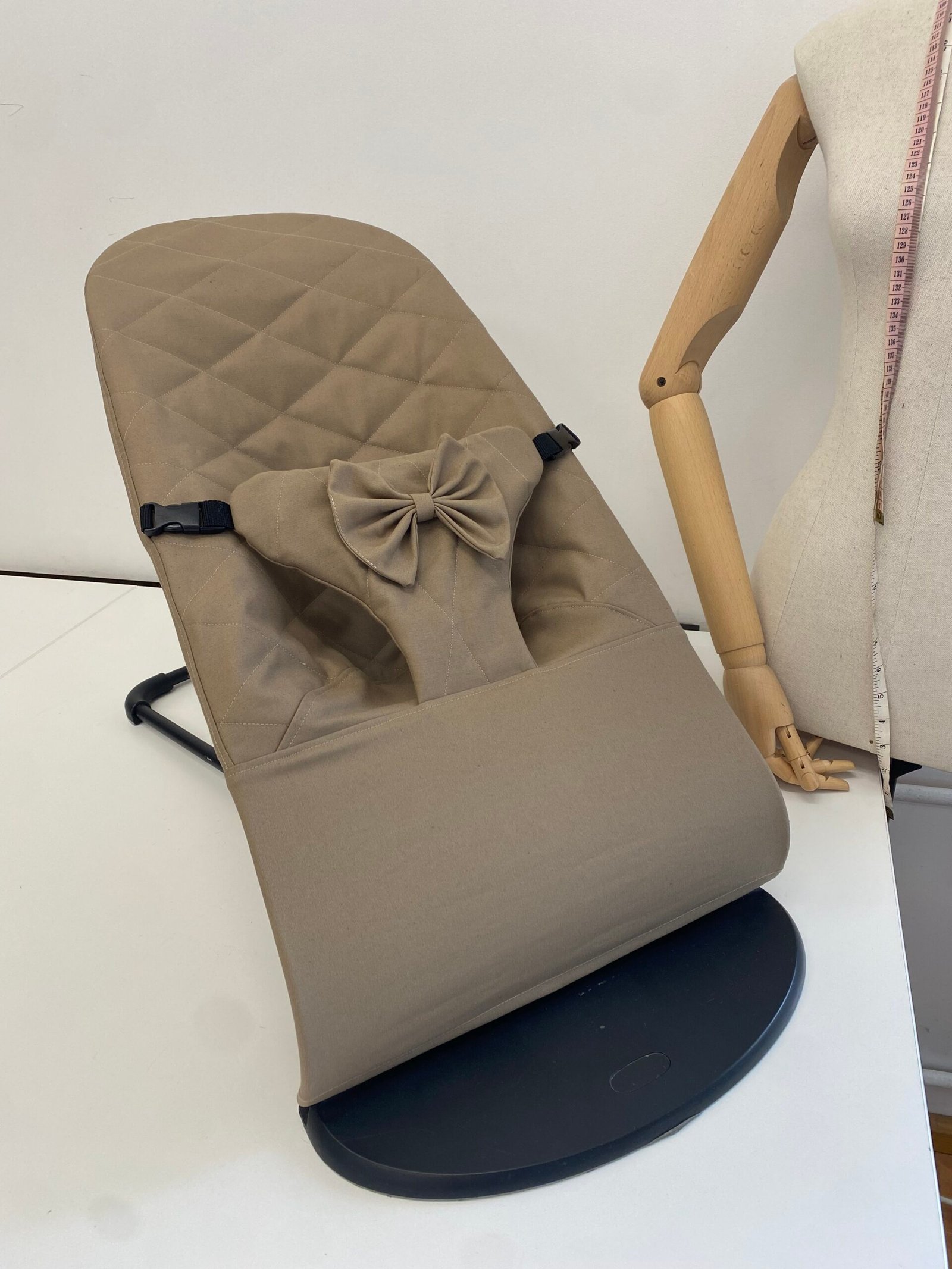 Užvalkalas Babybjorn gultukui (karamelinis su kaspinėliu)