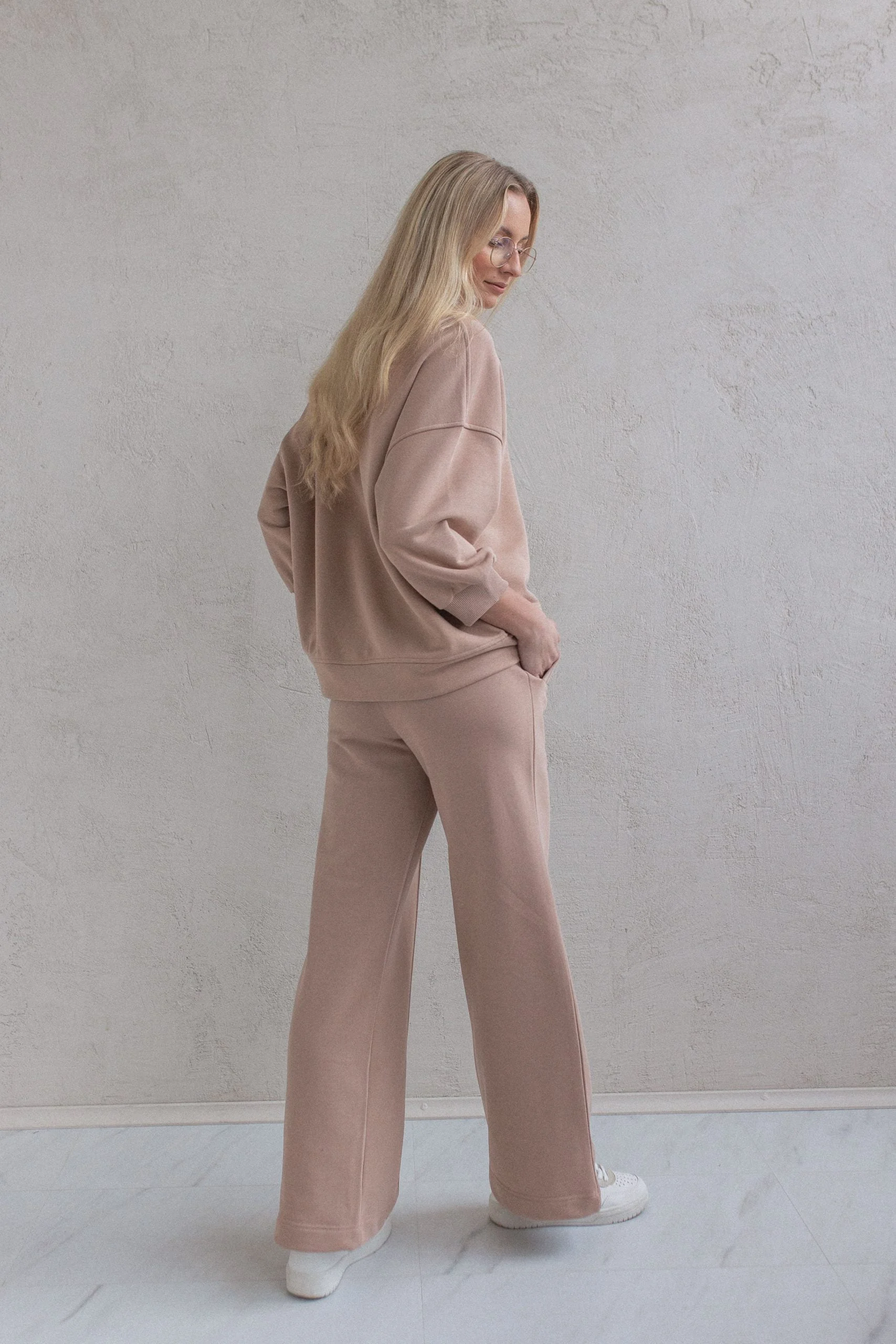 Laisvalaikio kostiumas "Nude V-neck" su plačiomis kelnėmis - Image 4