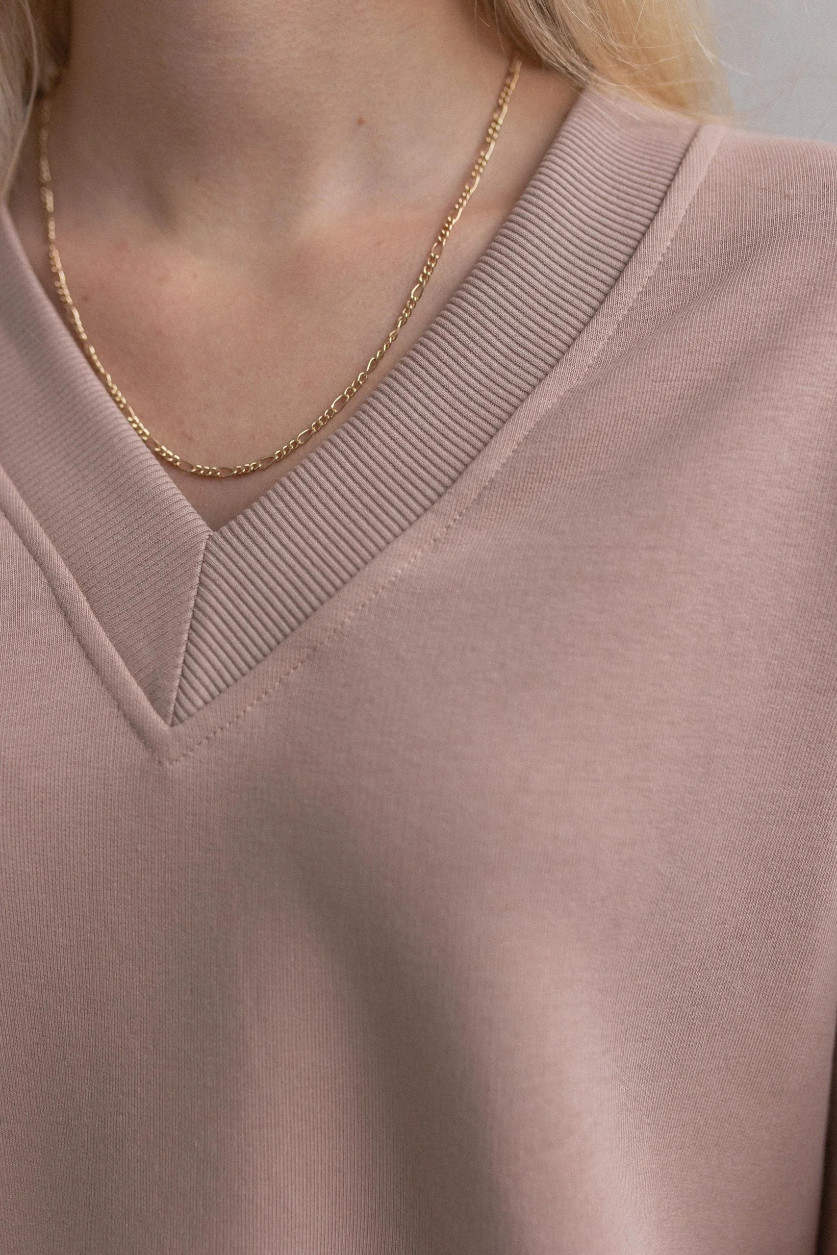 Laisvalaikio kostiumas "Nude V-neck" su plačiomis kelnėmis - Image 5
