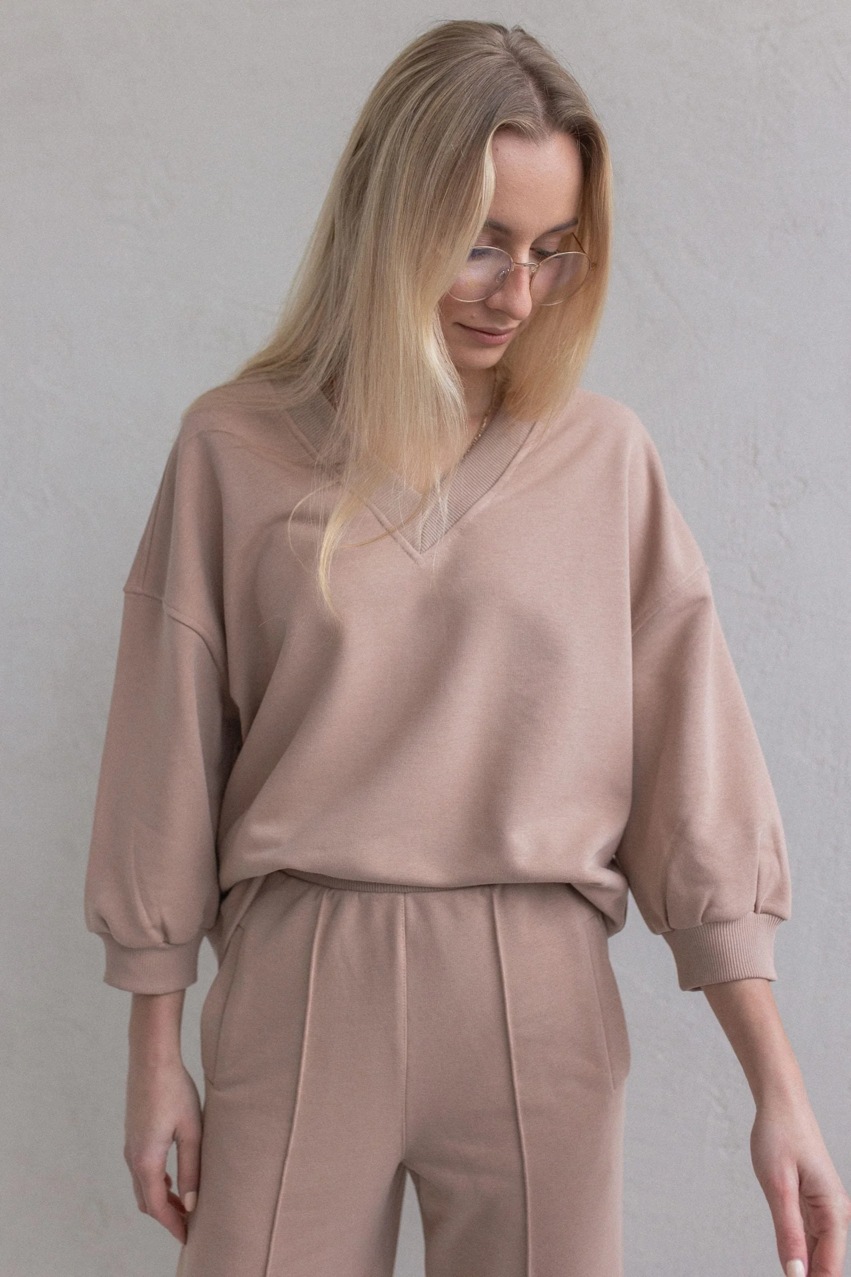 Laisvalaikio kostiumas "Nude V-neck" su plačiomis kelnėmis - Image 6